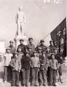 老照片翻拍，1966年12月，天津红卫兵在山西刘胡兰雕像下拍照留念。