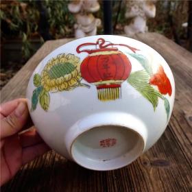 时期红色岁月万年红大碗，极其稀少！文物值得收藏！历史不可重来！纪念意义深远！收藏价值不可估量！品相如图，请仔细看图！，使用痕迹明显！真正的老货真品！此件物品如假！可直接砸碎，退款不退货！！！包老包真承诺一万年不变！机会难得！喜欢的朋友切莫错过！