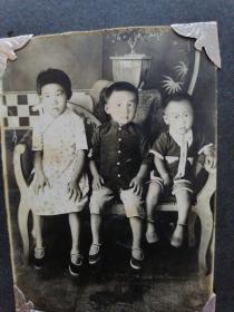 民国时期的照片（中间女孩1933年生，可推算出照片的年代）