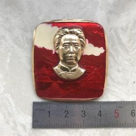 红色纪念收藏**时期毛主席像章胸针徽章包老物件高浮雕