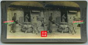 清末民国立体照片-----民国东北满洲妇女日常生活赶驴磨豆子，作为每日粮食，老立体照片一张，泛银