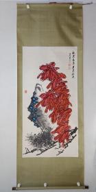 保真书画，北京老一辈国画名家，黄慕尧花鸟画精品《祝君长寿老来俏也》一幅，原装裱立轴，尺寸136×68.5cm。黄慕尧，北京画坛老前辈，著名国画家，1934年10月出生于诗书世家。