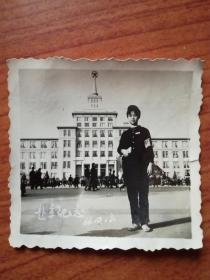 老照片:1966年赴京留念(带袖章，拿红宝书)