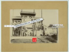 清代1887年左右建造的上海吴淞西炮台附近的码头牌楼老照片， 离吴淞灯塔不远，没有多久时间（11年左右）就拆除了。照片中可见清代百姓与驻此地的法国人。照片自身中幅17.2X12.1厘米，粘贴在23.4X18.1厘米的硬纸卡上