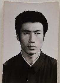 著名画家张小勇签名照片，原北京画院画家，国家一级美术师，七十年代签名照片1张