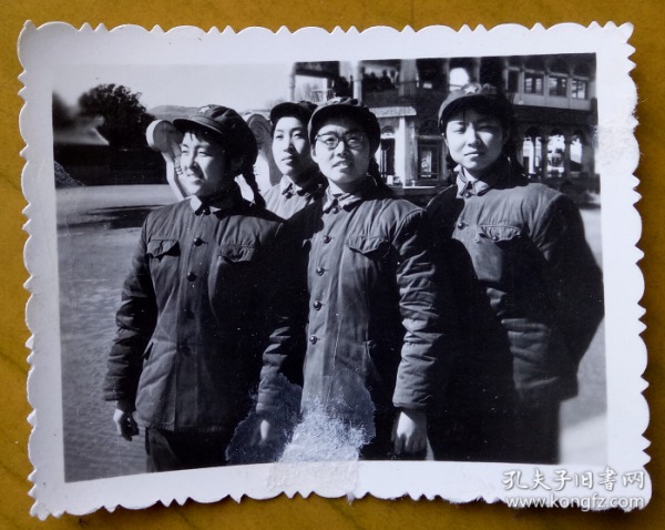 老照片：北京女兵英姿。【上海市第五十八中学（澄衷中学）毕业—北京解放军三七八二部队眼镜女兵漂亮美女系列】