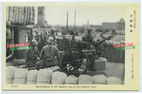1937年年日军入侵上海，日军的炮兵部队和他们的重炮。旁边也可见防空高射机枪。民国老明信片一张。