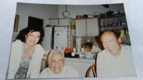 民国名门闺秀吴佩球晚年在家中同儿子、儿媳合影照片。