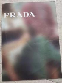 PRADA

普拉达（PRADA）是意大利奢侈品牌

PRADA的历史传奇

创新理念与独特设计的源泉
PRADA的时尚世界

长37.4厘米、宽27.5厘米、高0.1厘米

价格：28元 包邮