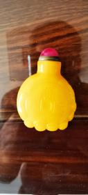国家非物质文化遗产博山鸡油黄琉璃雕刻鼻烟壶一个，高约6.5cm，宽约5cm
