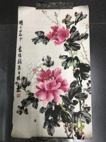 袁维新,1931年生，河南睢县人，师承著名画家袁伯泉、叶桐轩先生。1954年毕业于华中师范学院美术系。现为河南师范大学美术系教授、河南省艺术教育委员会会员、河南省广播电视大学艺术系兼职教授。尺寸68x39