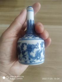 青花双龙蕉叶纹赏瓶《高11厘米，底径4.5厘米，年代自鉴》  底款  怡玉堂制