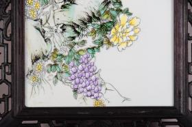 清中期红木透空雕花框镶粉彩花鸟瓷板画竖插屏《紫气东来》