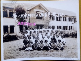 老照片：江苏南京——南京市第一女子中学（宁一女中）“三好楼”，1955年。此期副校长：庄佩琳（庄珍佩，南京中央大学教育系毕业）。——宁一女中简史：前身1899年英籍加拿大人马林（原名威廉姆•爱德华•麦克林）创办；1929年更名为“育群中学”；1951年更名为“南京市第一女子中学”；1968年更名为“南京市东方红中学”；1983年更名为“南京市中华中学”。【陌上花开系列】