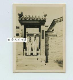 民国时期两名美国水兵在山东青岛湛山寺念佛堂大门前合影。净土宗