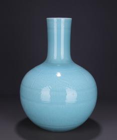 清乾隆年制粉青釉雕刻天球瓶