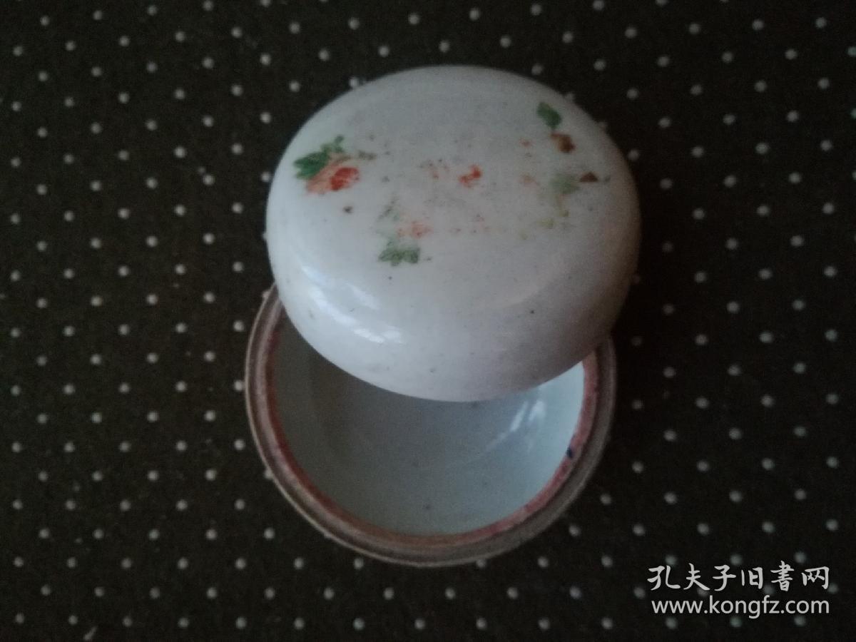 民国花卉纹瓷盒一个，可装印泥！