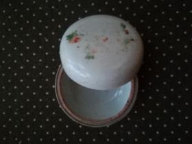 民国花卉纹瓷盒一个，可装印泥！