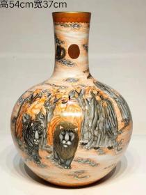 大清乾隆年制·官窑贡瓷·精工手绘满工墨彩矾红描金十八罗汉纹天球瓶。