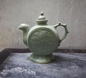 漂亮的凤型纹龙泉青瓷茶壶