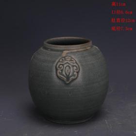 宋代越窑手工瓷青釉刻花支钉罐子
