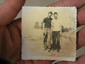 老照片收藏-70年代憨厚的哥儿俩 5.6-5.8CM
