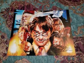 【签名照】《哈利波特》主演 Daniel Radcliffe（哈利波特）、Rupert Grint（罗恩）、Emma Watson（赫敏）、Robbie Coltrane（鲁伯）四人共同签名
