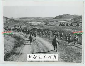 民国1947年东北辽宁抚顺（或葫芦岛）营盘一带行军的国民党国军士兵老照片一张，此时国共内战正在东北进行中。尺寸23.2X17.8厘米