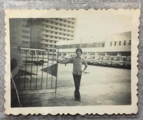 70年代香港黑白老照片 中年男子生活照，背后的建筑物为中环香港大会堂，旁边是大型停车场，是上香港扯旗山顶看夜景的必经之路。