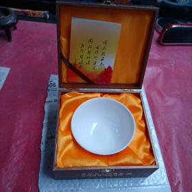 白瓷碗。吉鸿昌将军的纪念馆的开馆纪念的白瓷碗一只，品相如图所示