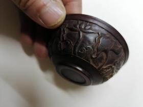 老的手工雕刻老的角杯小碗，具体年代不详。宽6.5厘米高2.9厘米。