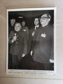 老照片：1989年，邓小平接见岀席中共十三届五中全会的全体代表