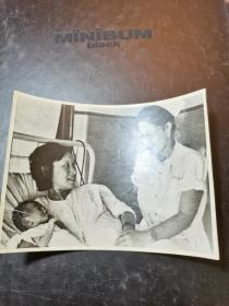 五十年代高级蜡光相纸照片，护士给孕妇和孩子做检查