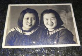 满洲国时期照片：国民高级女子中学学生姐妹照