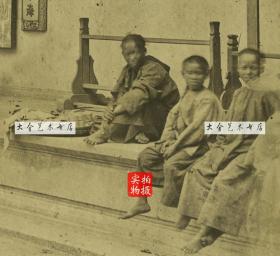 清代摄影师赖阿芳于1870年代早期拍摄香港天后古庙蛋白老照片一张，是他的代表作之一。天后宫位于港岛铜锣湾，始建于十八世纪，是香港法定古迹，至今香火仍然非常旺盛。27.3X20.8厘米。天后宫，肃静回避，污秽勿近，天上-圣-母，澜静波平，门前还有算命算卦的先生。