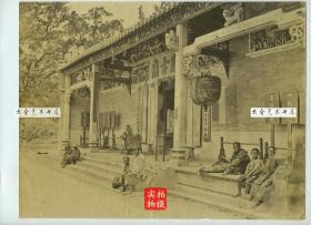 清代摄影师赖阿芳于1870年代早期拍摄香港天后古庙蛋白老照片一张，是他的代表作之一。天后宫位于港岛铜锣湾，始建于十八世纪，是香港法定古迹，至今香火仍然非常旺盛。27.3X20.8厘米。天后宫，肃静回避，污秽勿近，天上-圣-母，澜静波平，门前还有算命算卦的先生。