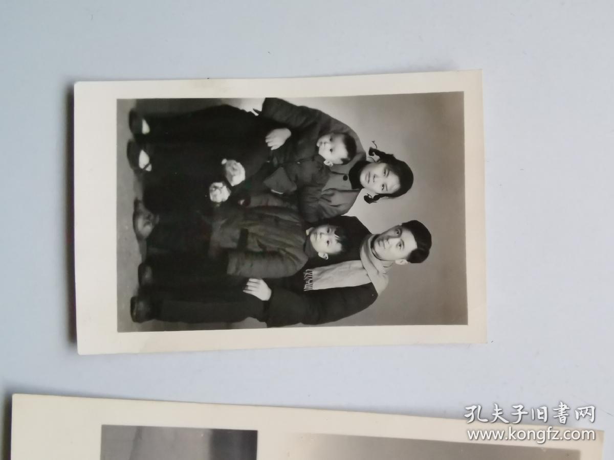 家庭四人合影照（2张合售）