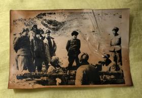 抗美援朝时期，志愿军总司令彭德怀视察高射炮阵地，与陈赓、甘泗淇合影老照片