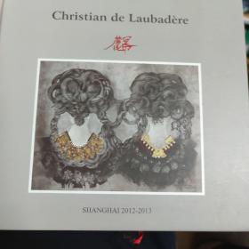 Christian de Laubadère   法国的艺术家Christian de Laubadère（麓幂） 中文名：麓幂 现居地：上海 背景：祖父是法国继莫奈后著名的印象派大师 爱好：收集中国老玩意儿，淘旧货， 美食 ，美女 代表作：女人颈项系列 ，这一系列的画只看到女人的背影，满族的辫子，画法灵感来自于意大利的文艺复兴时期，加上中国传统的布料刺绣，透着未知的神秘！