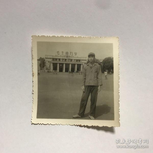 小伙子在新乡火车站广场留影 七十年代 黑白老照片