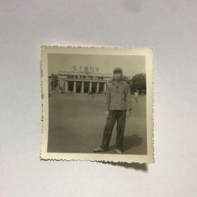 小伙子在新乡火车站广场留影 七十年代 黑白老照片