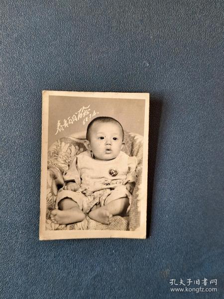 1968年小孩百岁照，戴毛像
