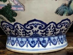 清乾隆手绘青花粉彩山水人物精品象耳瓶。包浆厚重，瓷质细腻，完整全品。成色如图。