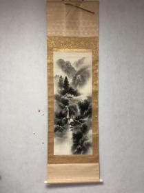 F49回流絹本綾裱【山水图】款印自辯【秀月】畫芯40×105厘米，品相如圖完好，树脂軸頭，手绘保真放心收藏！