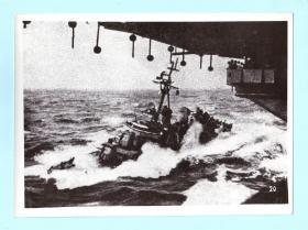 早期黑白新闻照--二战场景，从美国航母上拍摄的护航军舰，长20.3厘米，宽14.9厘米