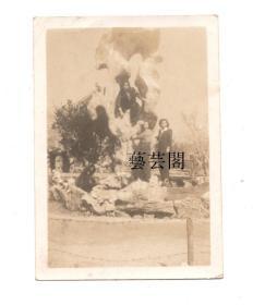 1950年代江苏无锡梅园美女老照片6*8.4