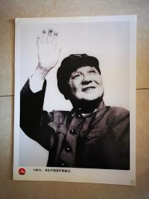 老照片：1981年，邓小平观看军事演习。