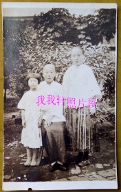 民国老照片：民国1920年代，江苏泰州地区女童（慧童年时期）、小脚老人服饰装扮。民国旗袍美女收藏。~【上海——朱澍诚（江都人，1939年扬州中学毕业，上海建东中学教师）鲍纯慧（泰兴人，1941年江苏省立淮阴农业学校毕业）夫妇家庭旧藏系列】