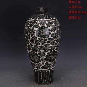 宋代磁州窑黑地雕刻牡丹纹梅瓶
