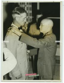 1955年蒋介石为美国远东空军总司令Earle E. Partridge 授予国民政府大绶特等云麾勋章老照片。16.5X12.2厘米